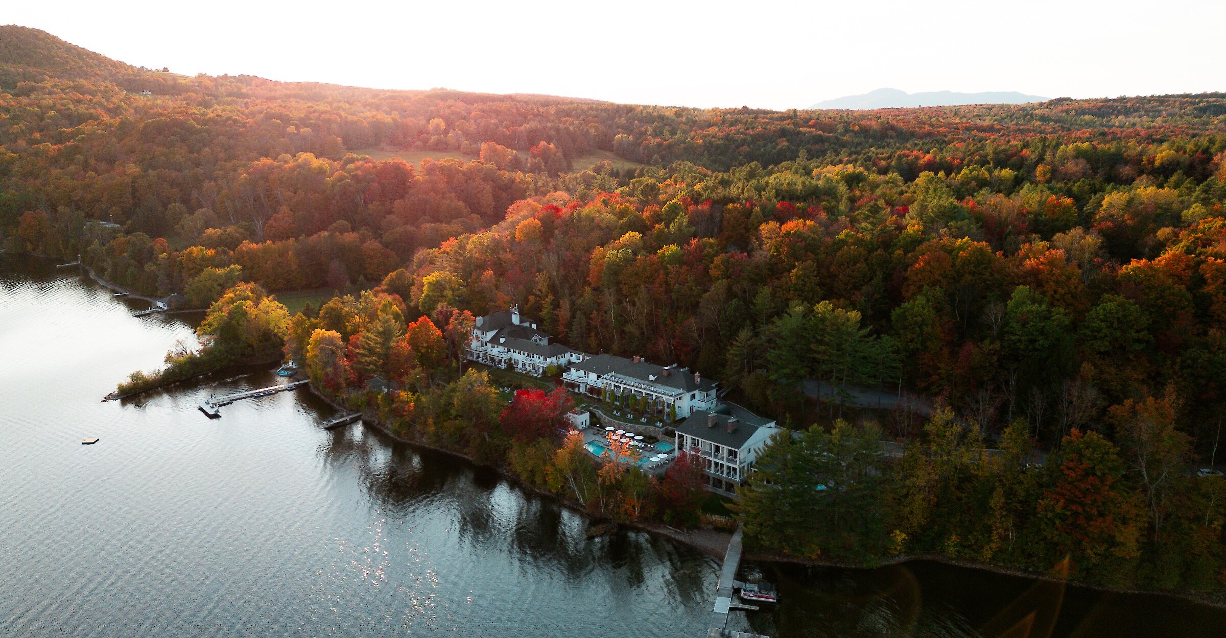 Vue aérienne de la propriété au bord du lac