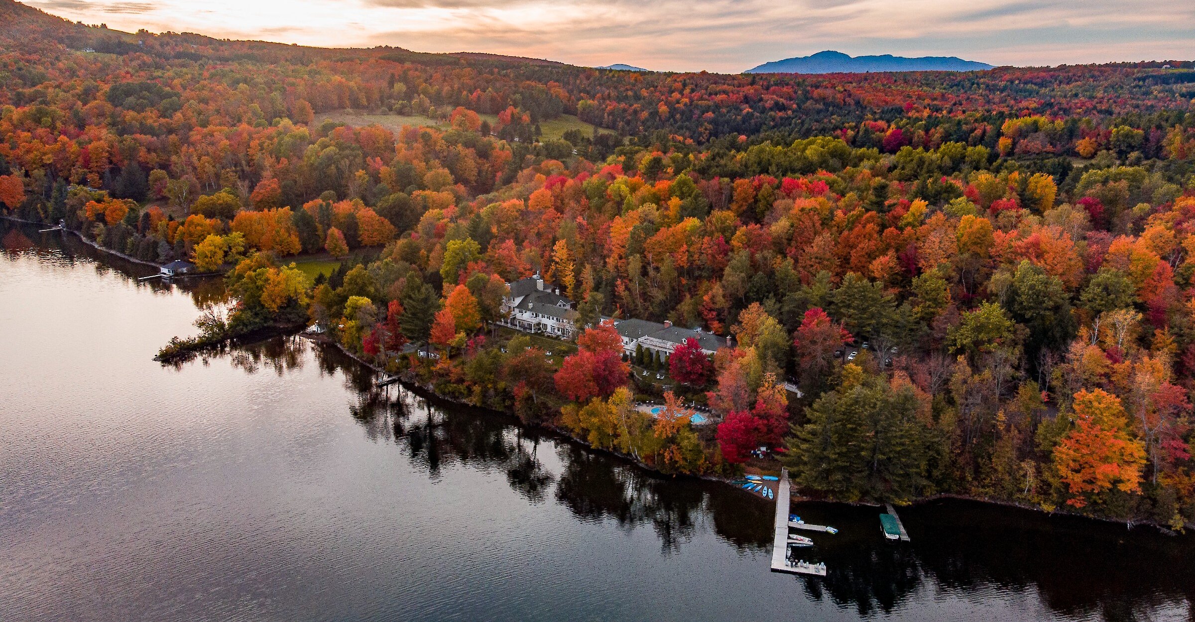 Vue aérienne de la propriété en bord de lac