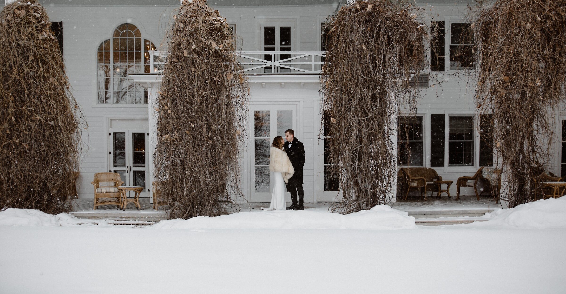 Vue de la façade de la propriété en hiver sous la neige