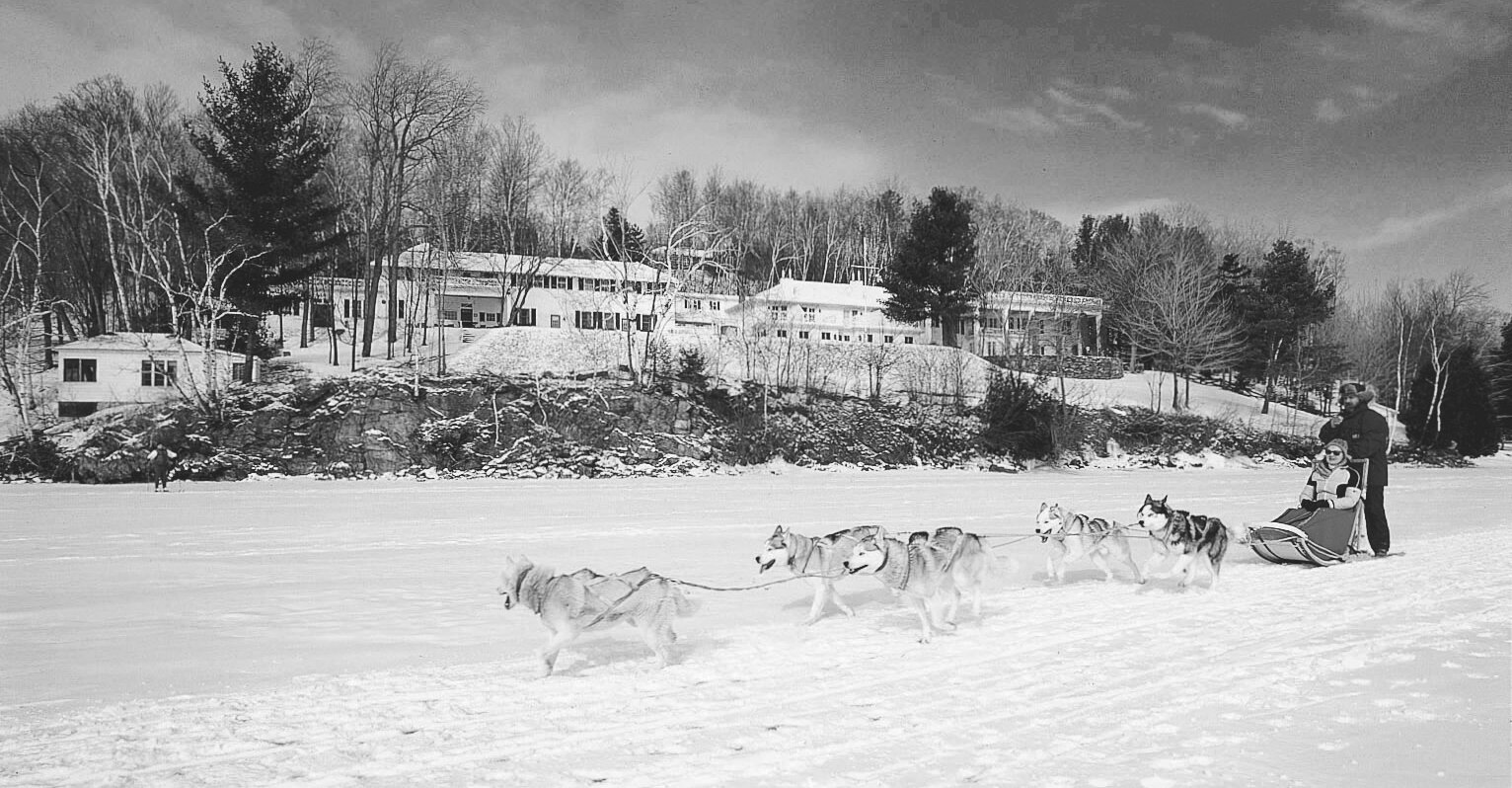 Photo vintage d’un traîneau tiré par des chiens sur un lac