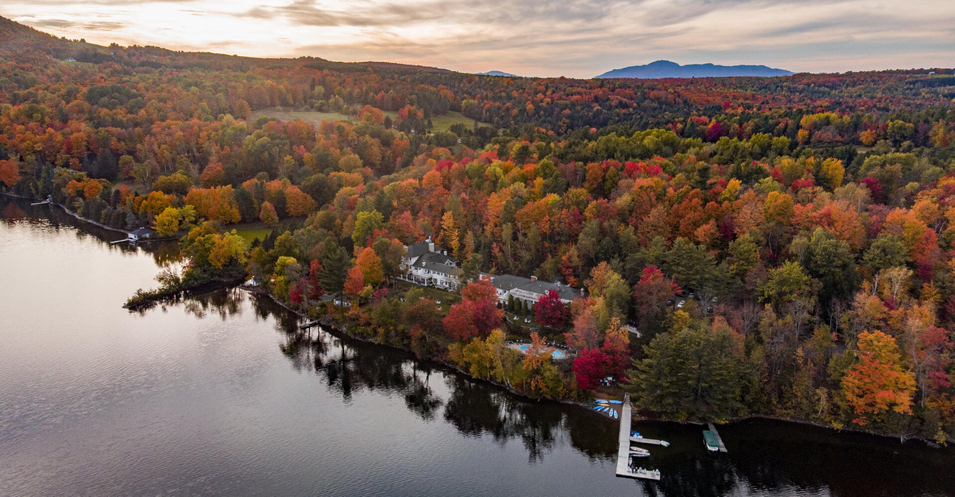 Vue aérienne de la propriété en automne