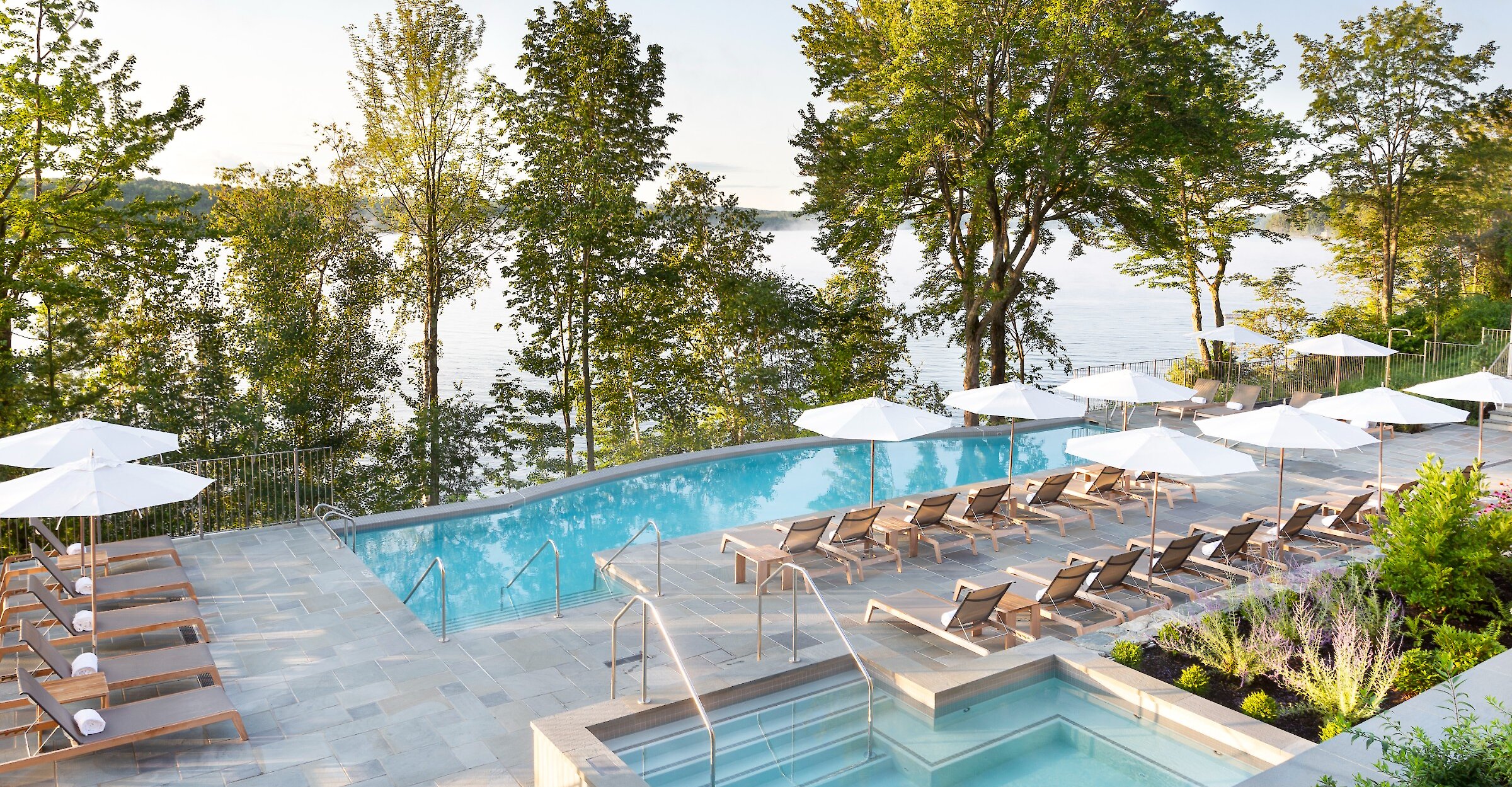 La piscine du Spa au bord du lac