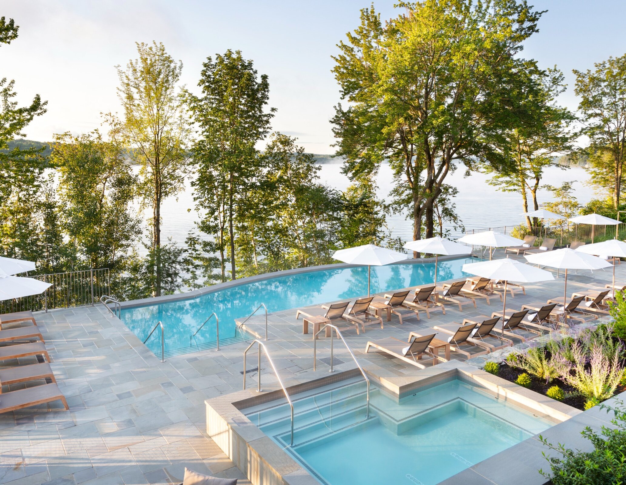 Piscine au bord du lac