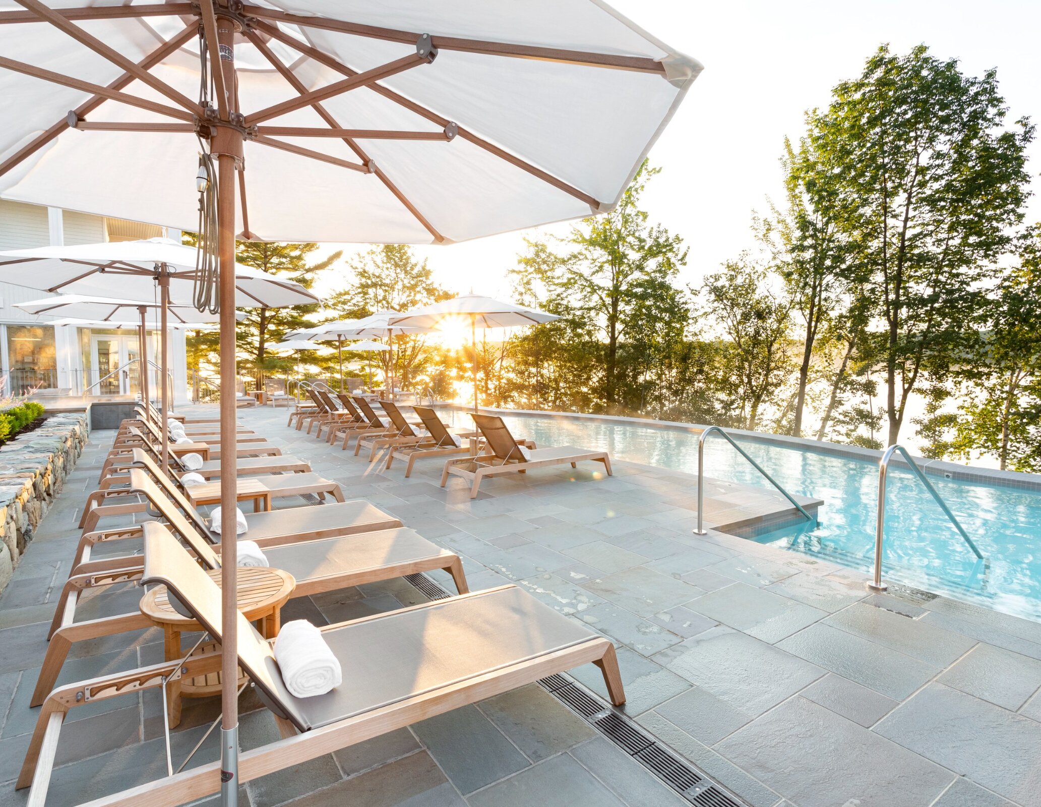 La piscine et le bâtiment du spa au bord du lac