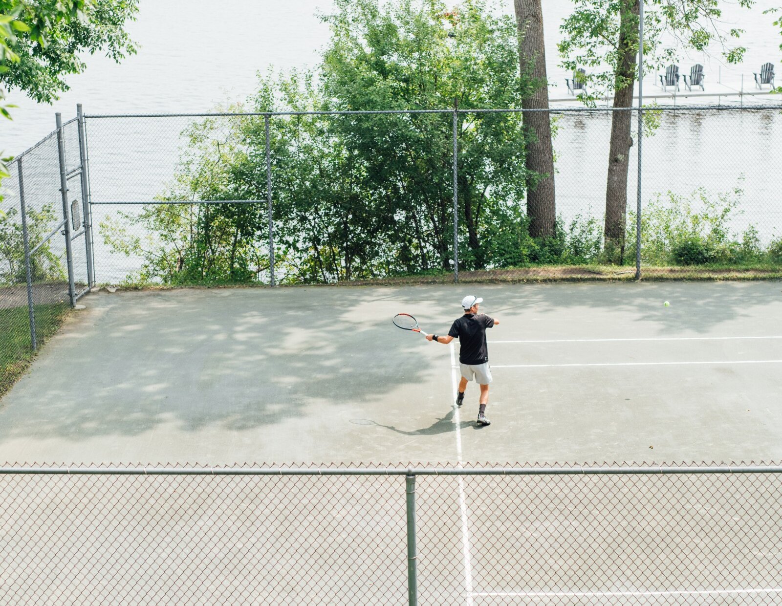 Terrain de tennis au bord du lac