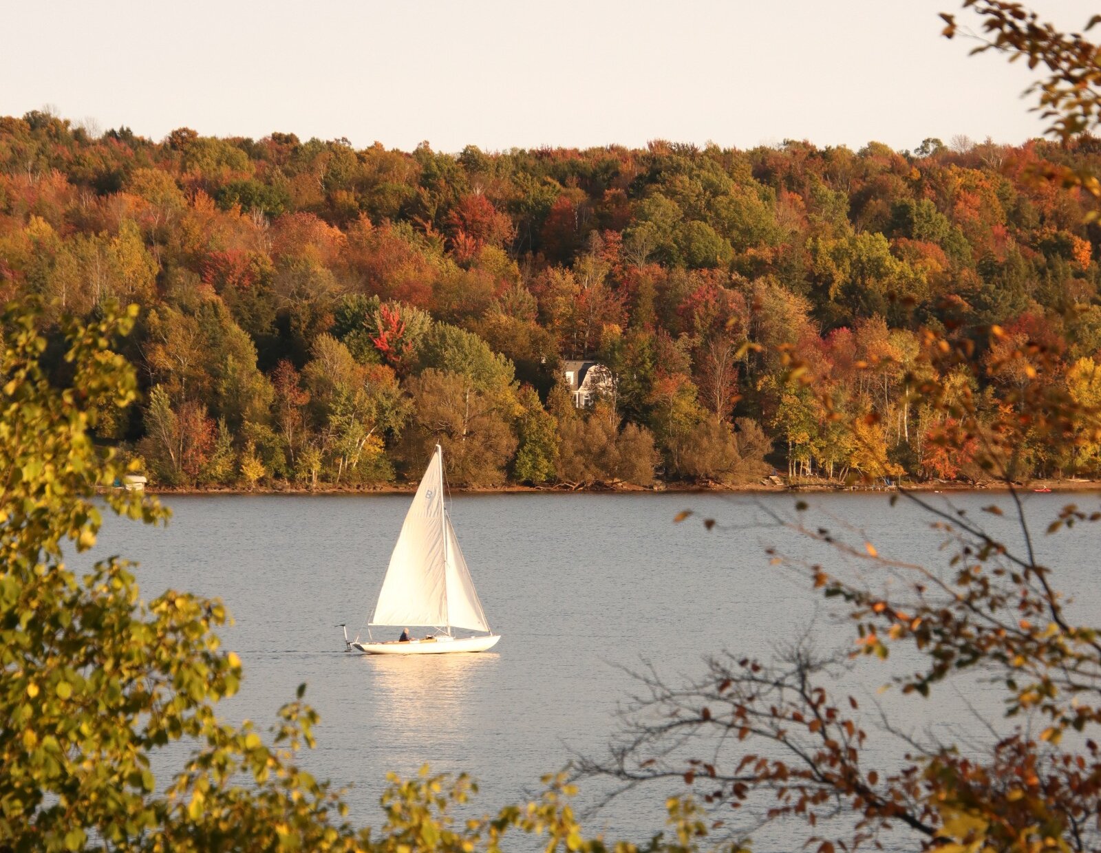 Un voilier sur le lac Massawippi