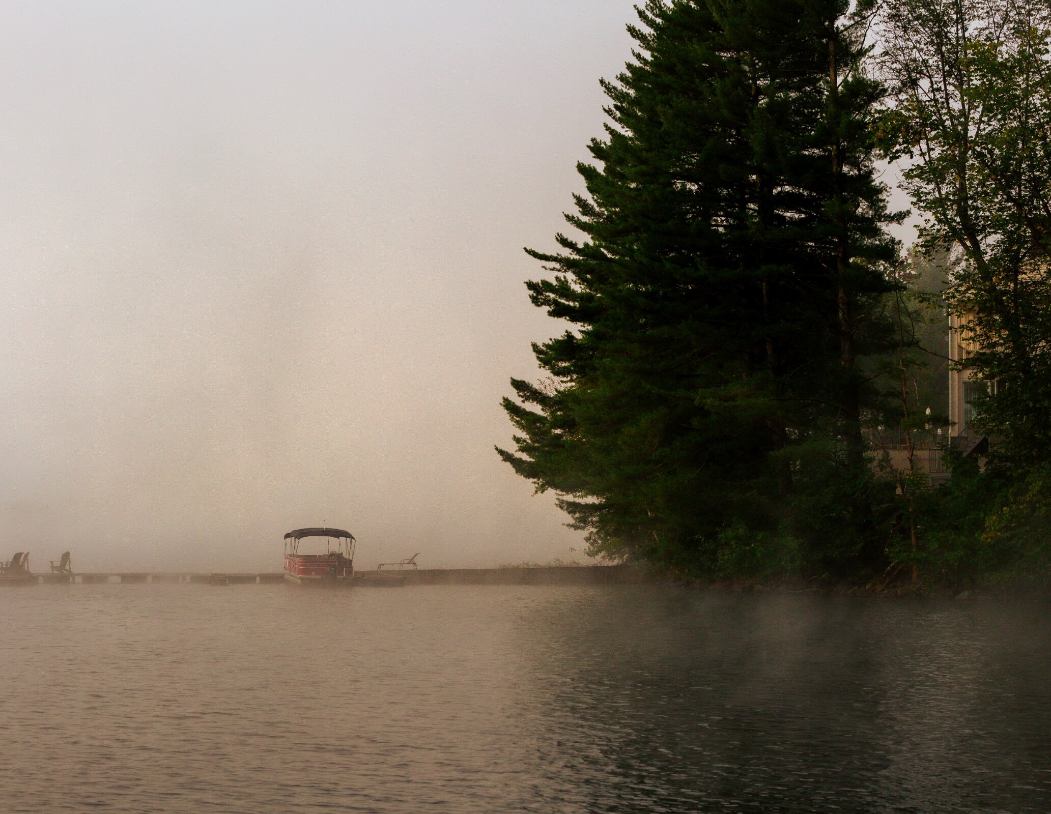 Un quai en bois sur le lac