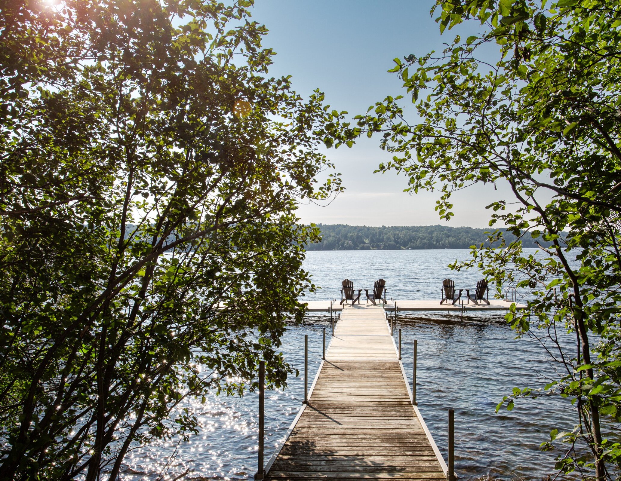 Un quai au bord du lac