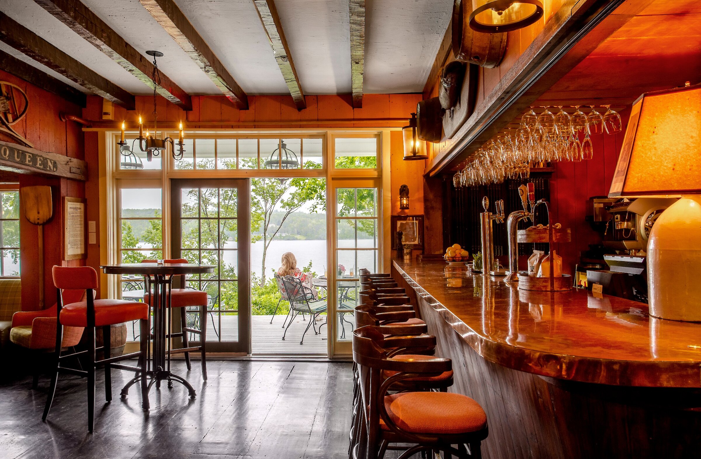 L'intérieur du bistro avec des tables et des chaises