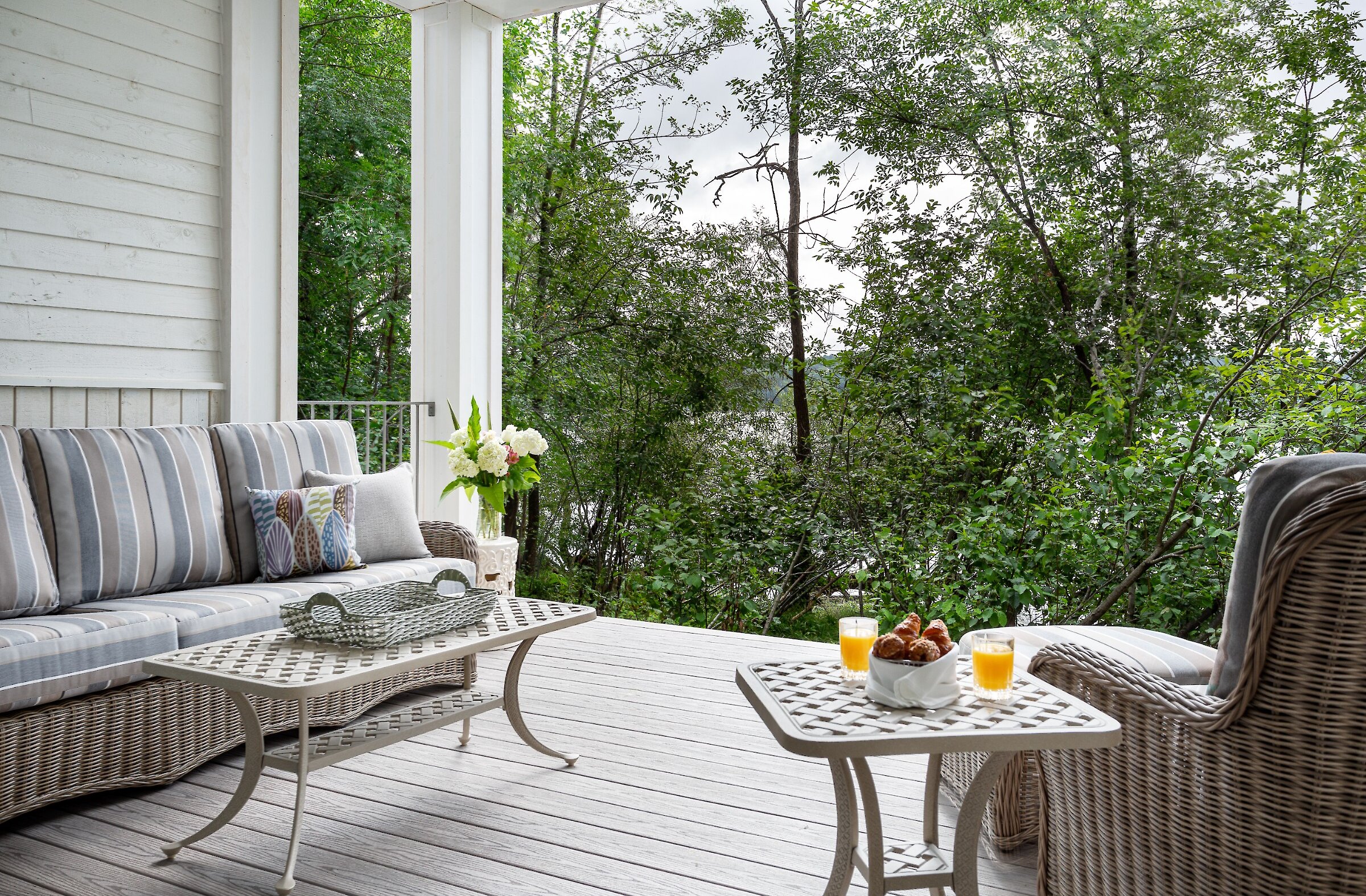 Terrasse avec vue sur le lac