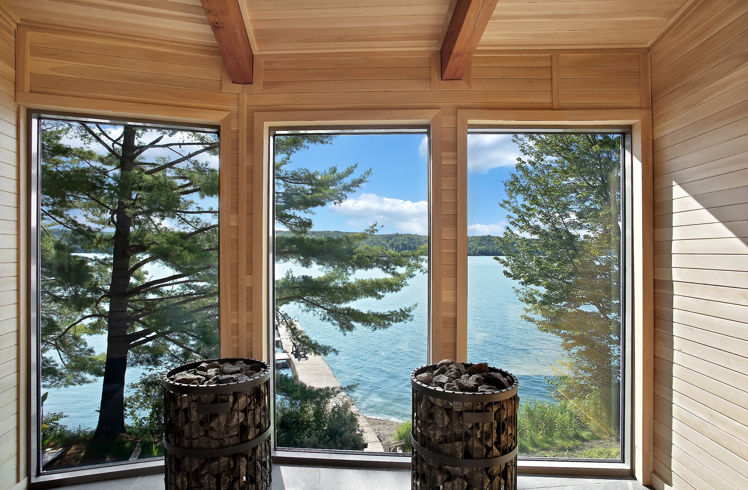 Vue sur le lac depuis un sauna en cèdre