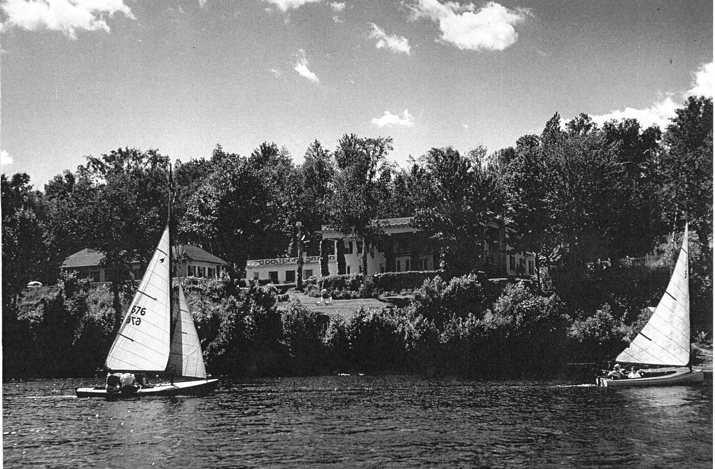 Un voilier sur le lac devant le Manoir